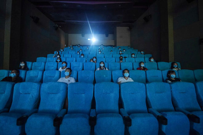 Người xem phim ở Hàng Châu, Trung Quốc, tuân theo các tiêu chuẩn mới về giãn cách xã hội và đeo khẩu trang.