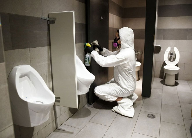 Nhân viên y tế làm việc trong một nhà vệ sinh ở Toronto, Canada.
