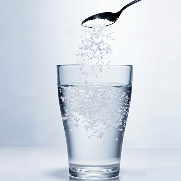 Khi bạn bỏ muối vào một cốc nước trong thì mực nước trong cốc sẽ giảm đi