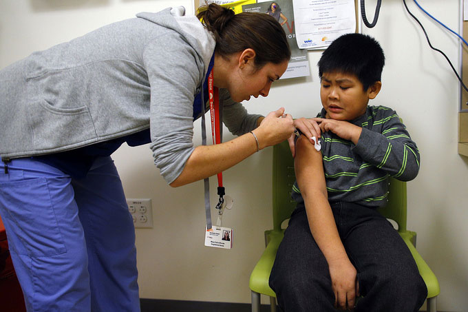 Trẻ em tại Mỹ được tiêm vaccine phòng cúm năm 2013.