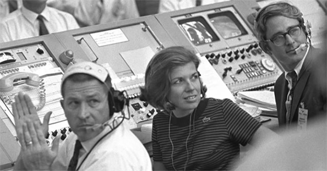 Người phụ nữ duy nhất trong phòng điều khiển phóng tàu ​​Apollo 11