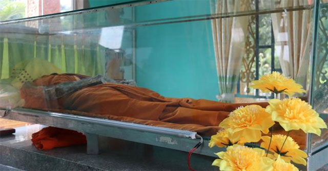 Chuyện lạ ở An Giang: Thi hài nhà sư còn nguyên vẹn sau 6 năm chôn cất