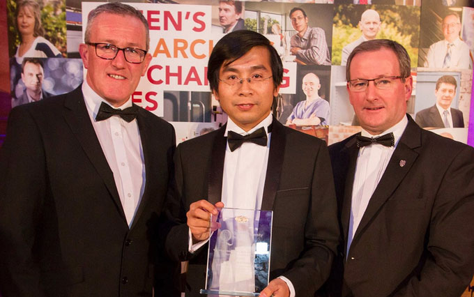 GS Dương Quang Trung (giữa) nhận giải thưởng Vice-Chancellor's Research Prize năm 2016.