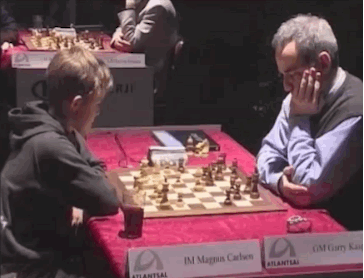 Magnus Carlson, 13 tuổi (trái), người đã hạ kiện tướng cờ vua Kasparov (phải).