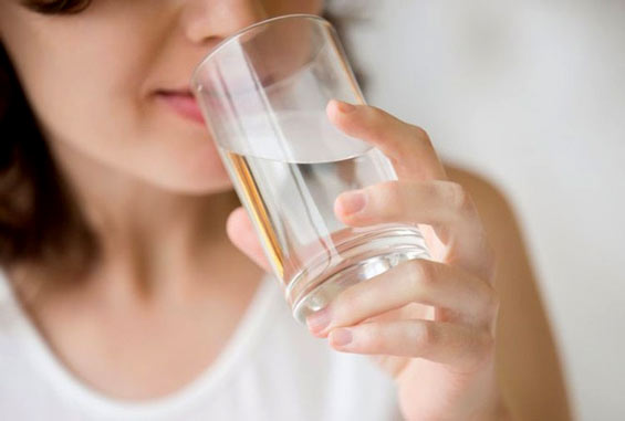 Thói quen uống nước sau khi vừa ăn xong không chỉ ảnh hưởng tới tiêu hóa mà còn làm giảm chất lượng của thực phẩm