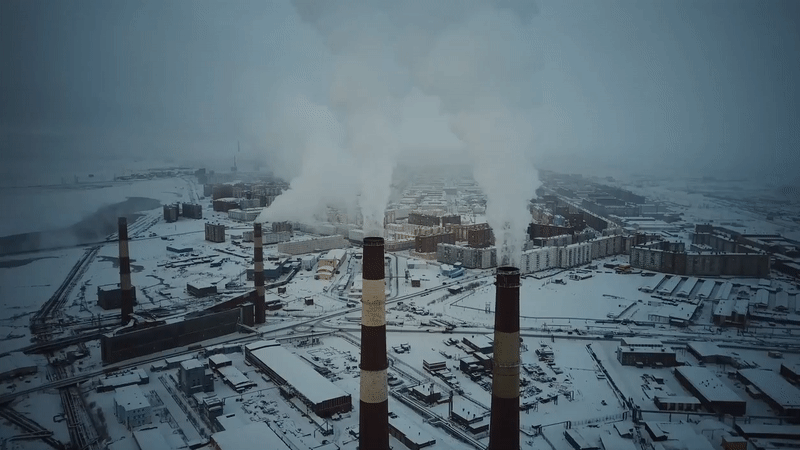 Kỷ nhân sinh Anthropocene và những vết sẹo con người rạch vào Đất Mẹ Bên trên bầu trời Norilsk một ngày mùa đông.