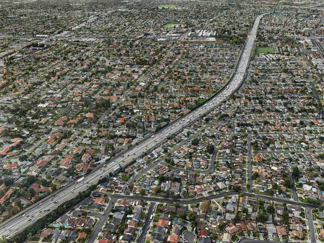 Kỷ nhân sinh Anthropocene và những vết sẹo con người rạch vào Đất Mẹ Đường cao tốc Santa Ana ở Los Angeles, California, Mỹ.
