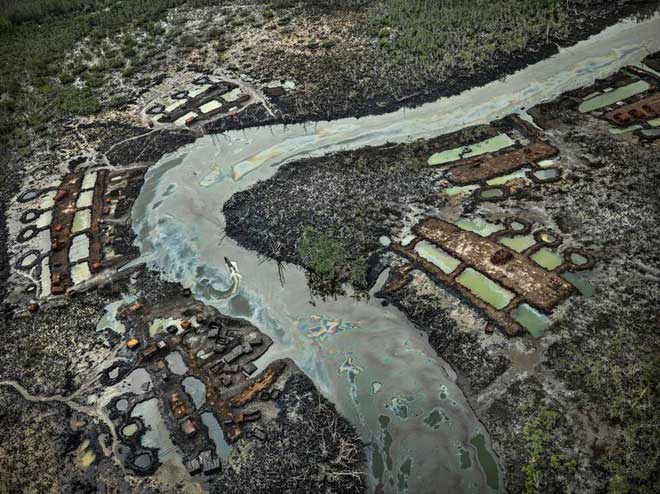 Kỷ nhân sinh Anthropocene và những vết sẹo con người rạch vào Đất Mẹ Một mỏ dầu ở Niger Delta, Nigeria