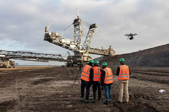 Kỷ nhân sinh Anthropocene và những vết sẹo con người rạch vào Đất Mẹ Edward Burtynsky tại một mỏ than lộ thiên ở Hambach, Đức.