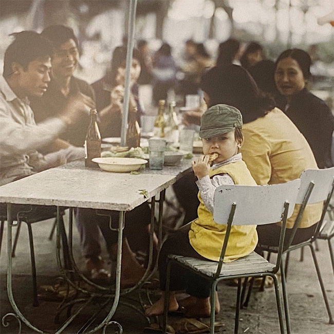 Người dân ăn sáng ở khu vực hồ Hoàn Kiếm năm 1975.