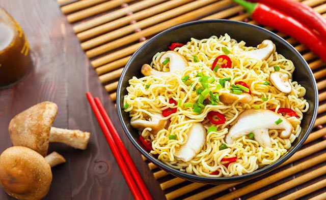 Hãy thêm một số thịt, rau vào mỗi khi ăn mì sẽ ngon hơn và tốt hơn.