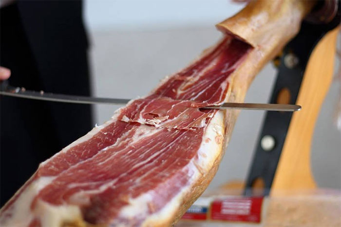 Miếng giăm bông Iberia cao nhất thế giới được bán với giá 14.100 USD.