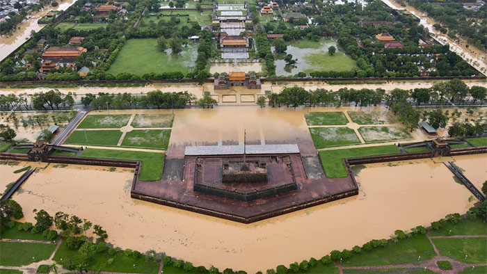 Mưa lớn, nước lũ dâng cao bao quanh khu vực Đại Nội Huế