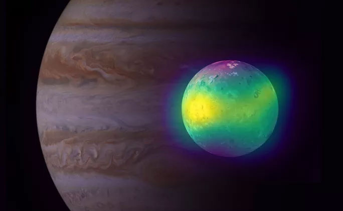 Mặt trăng Io phản xạ ánh sáng mặt trời với sắc màu cầu vồng mê hoặc