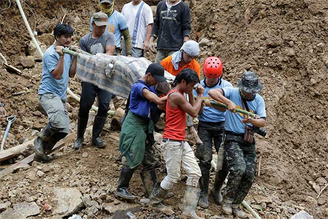 Di chuyển người chết trong vụ sạt lở đất ở Itogon (miền bắc Philippines)