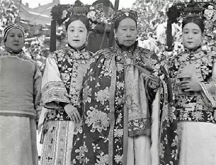 Từ Hi Thái hậu đi dạo cùng các vị cách cách.