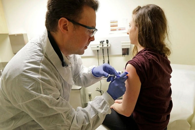 Tình nguyện viên tiêm thử vaccine tại Viện Nghiên cứu Kaiser Permanente Washington.