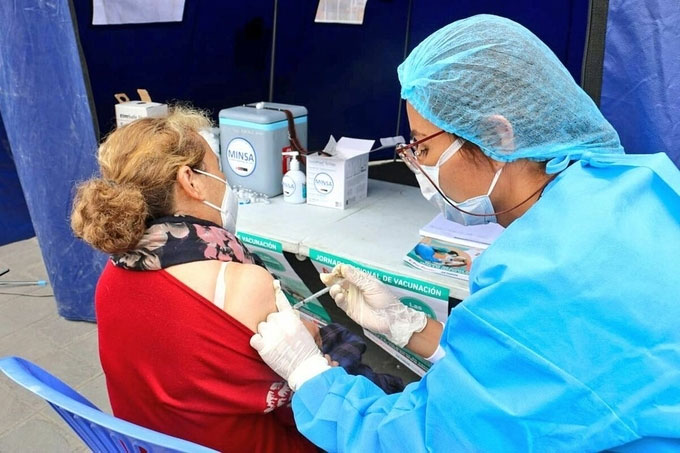 Tình nguyện viên thử nghiệm vaccine của Pfizer tại Peru, tháng 11/2020.