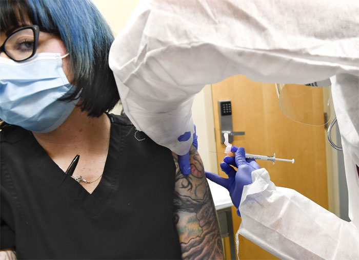 Một tình nguyện viên Mỹ được tiêm vaccine COVID thử nghiệm của Moderna vào ngày 27/7/2020.
