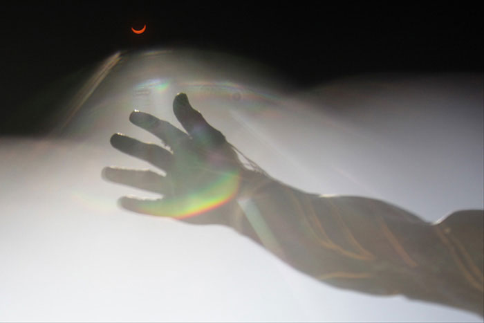  Cánh tay của một bức tượng qua nhật thực ở Santiago, Chile vào ngày 14-12.