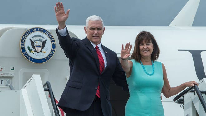 Phó Tổng thống Mỹ Mike Pence và phu nhân rời chiếc Không lực Hai.