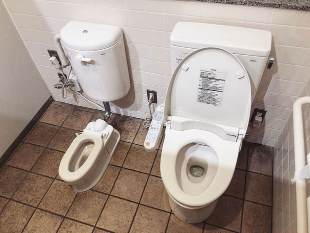 Toilet công cộng được lắp đặt thêm cả một chiếc bồn cầu nhỏ