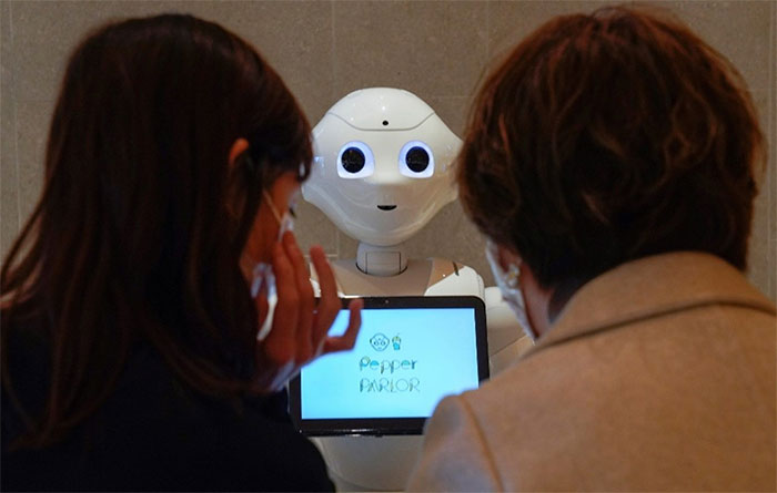Pepper, robot phục vụ đang trò chuyện với khách hàng.