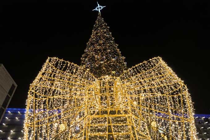 Cây thông và chiếc nơ ánh sáng khổng lồ được dựng tại thành phố Krakow, Ba Lan