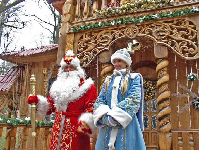 Ded Moroz (áo đỏ) và Snegurochka