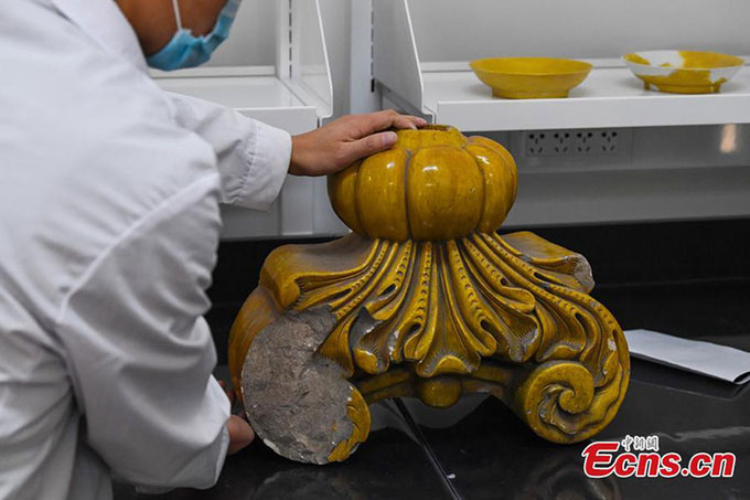 Một chiếc bát có lót nền tráng men được khai quật tại Viên Minh Viên.