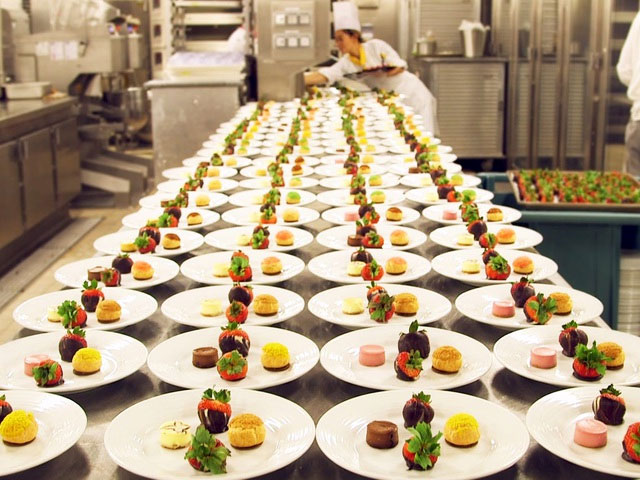 Với hơn 6.000 khách trên tàu, các bếp trưởng phải chuẩn bị khoảng 30.000 suất ăn mỗi ngày