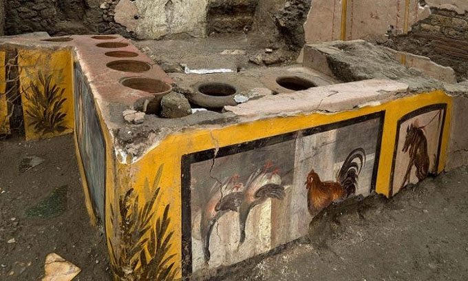 Quầy hàng nguyên vẹn khai quật ở Pompeii.