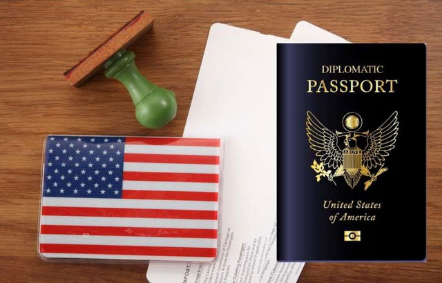 Hộ chiếu ngoại giao có bìa màu đen.