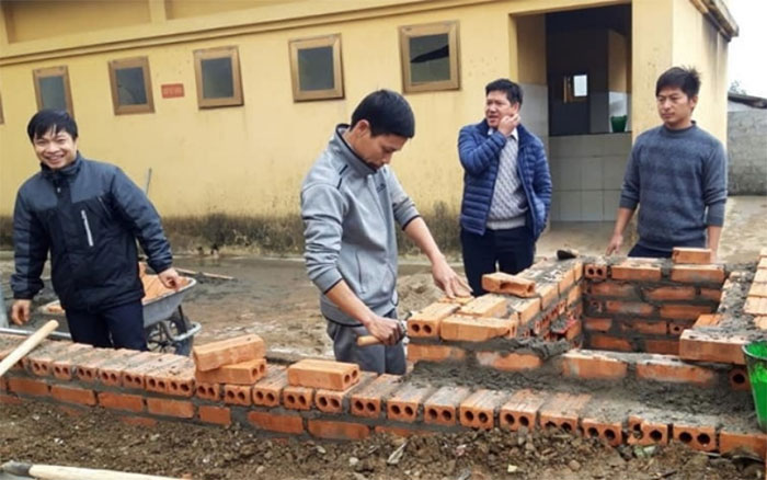 Thầy Vũ Xuân Quế trực tiếp xây bếp ủ cấp nước nóng cho học sinh