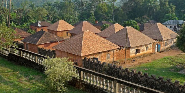 Cung điện của nhà vua bộ lạc này lại gồm những căn nhà thấp, bé và được lợp ngói.
