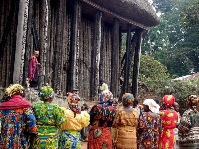Cung điện Bafut được bao quanh bởi một khu rừng thiêng ở Tây Bắc Cameroon.