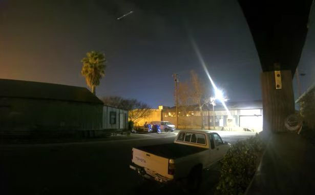 Vật thể dài màu trắng đột ngột xuất hiện từ bầu trời đêm.