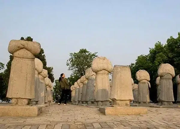 Hình ảnh 61 pho tượng canh lăng trước lăng mộ Võ Tắc Thiên