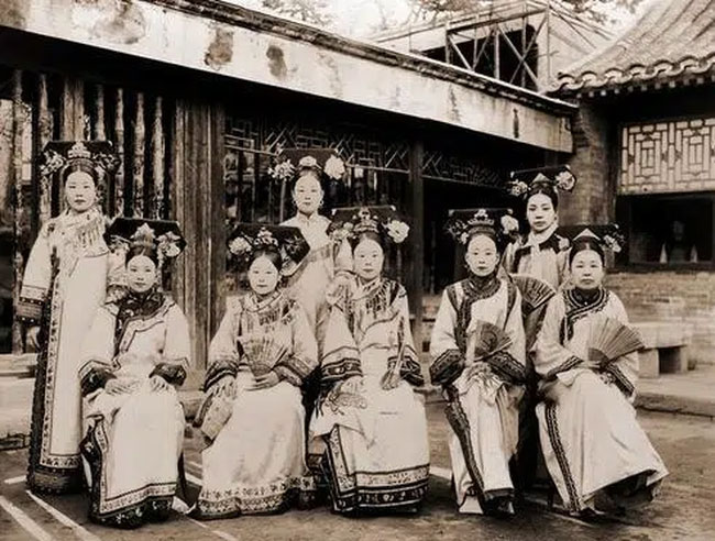 Các phi tần, cung nữ trong Tử Cấm Thành.