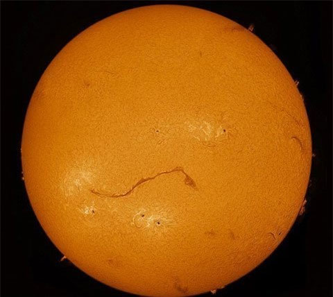 Ảnh chi tiết bề mặt Mặt Trời với một vài con "rắn" ngoằn nghoèo.