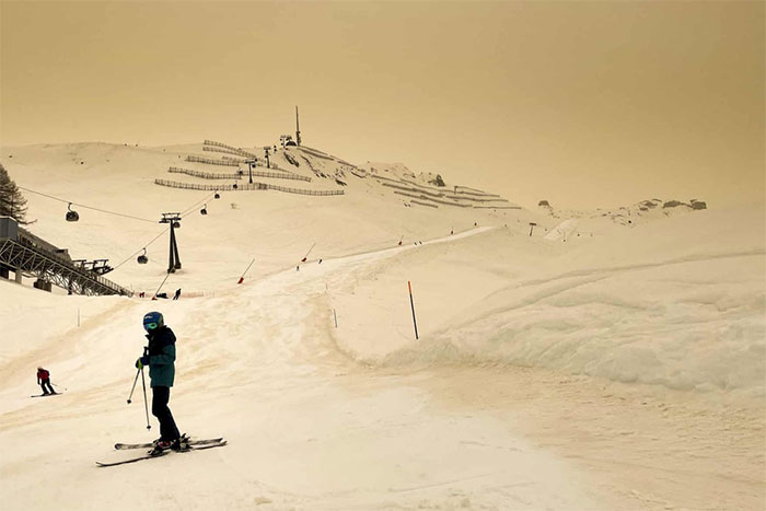 Những người trượt tuyết trên sườn núi tại khu nghỉ mát Alpine ở Anzere, Thụy Sĩ.