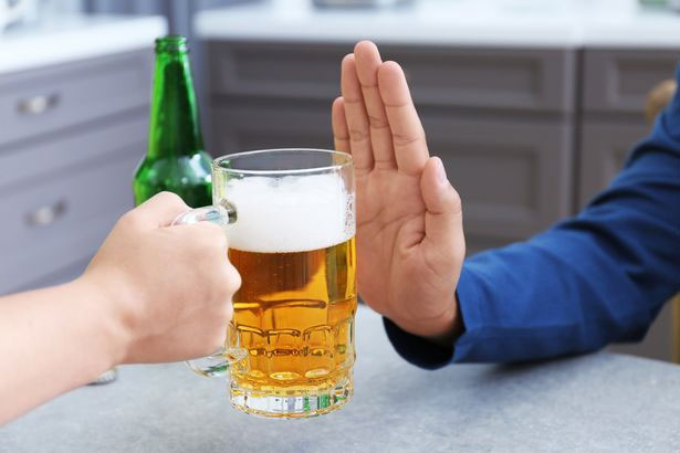 . Tốt nhất là bạn không nên uống rượu bia nói riêng và đồ uống có cồn nói chung khi chưa đủ 18 tuổi