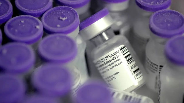 Vắc xin Covid-19 được cất trong kho dược liệu ở bệnh viện cộng đồng Roseland, Chicago
