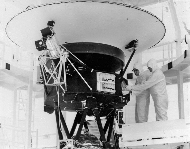Bản thu âm "Âm thanh của Trái đất" được đặt vào bên trong Voyager 2 trước khi tàu phóng vào năm 1977.