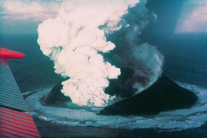 Núi lửa phun trào cũng sẽ mang một số kim loại quý lên bề mặt Trái đất.