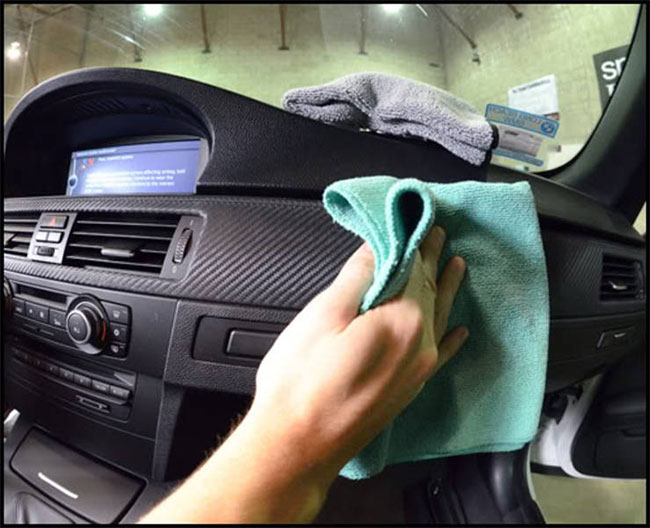 Ngay khi thấy xe có mùi lạ, cần vệ sinh nội thất, tìm nơi phát tán mùi và xử lý triệt để.