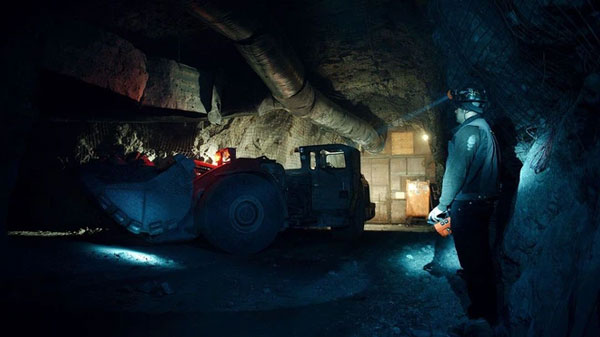 Công việc vẫn tiếp tục suốt ngày đêm nhưng chỉ có một số thợ mỏ cần xuống đất để nạp quặng và gia cố tường