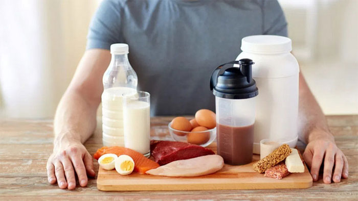 Nên tiêu thụ trung bình tối thiểu 0,8 gram protein/kg trọng lượng cơ thể mỗi ngày.