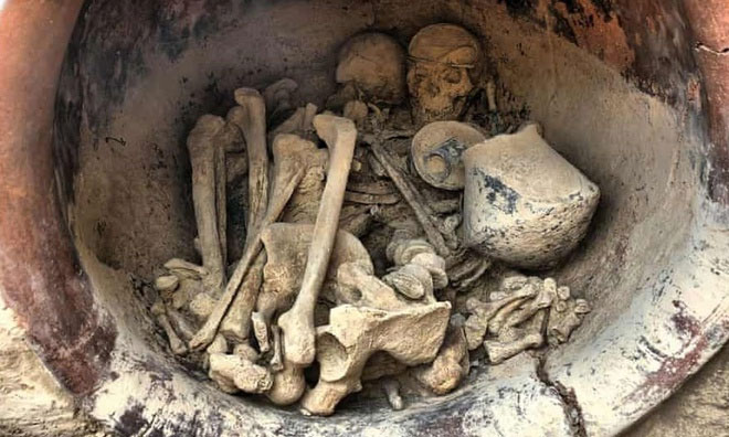 Hài cốt của một người đàn ông và một người phụ nữ được chôn trong một chiếc bình gốm