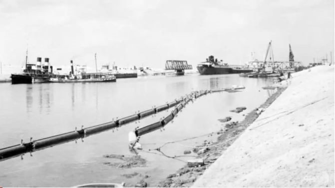 Kênh đào Suez năm 1955 trong một đợt cải tạo để mở rộng trước khi được Ai Cập quốc hữu hóa
